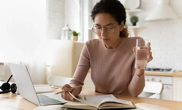 <img width="200" alt="Reasons homes person water 1" src="https://www.culligan.it/wp-content/themes/culligan-emea/img/four-reasons-module//reasons-homes-person-water-1.webp" /> Reasons homes person water 1
