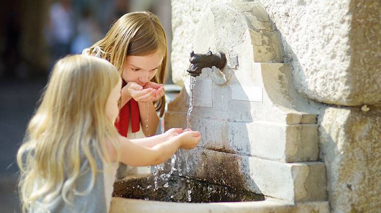 acqua potabile da una fontanella