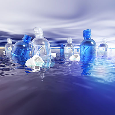 inquinamento trasporto bottiglie acque di plastica