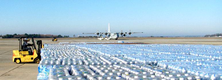 acqua trasporto aereo bottiglie di plastica