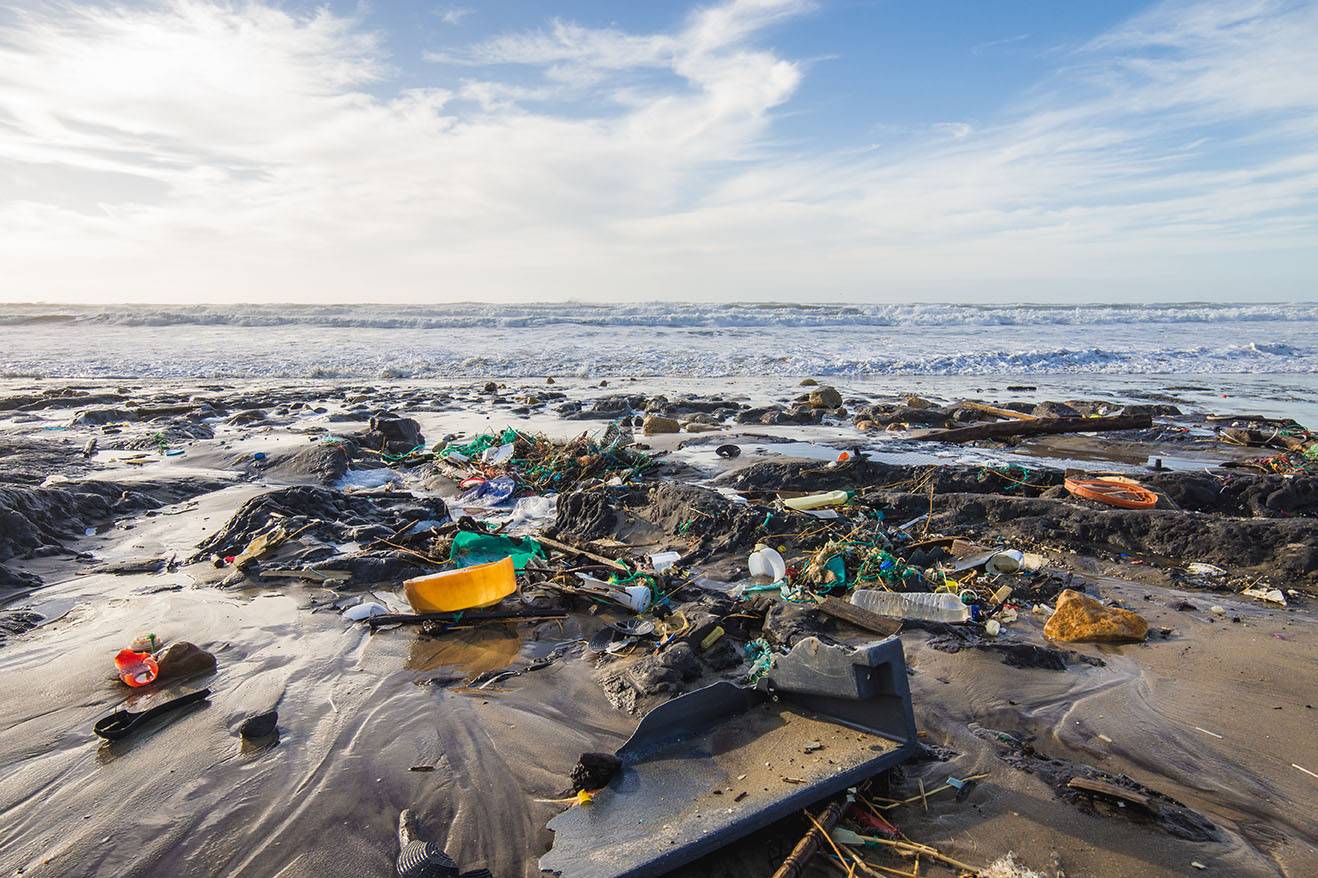 spiaggia acqua e plastica-inquinamento