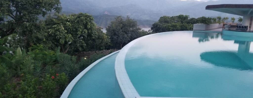piscina skimmer eleganza nel resort halala 