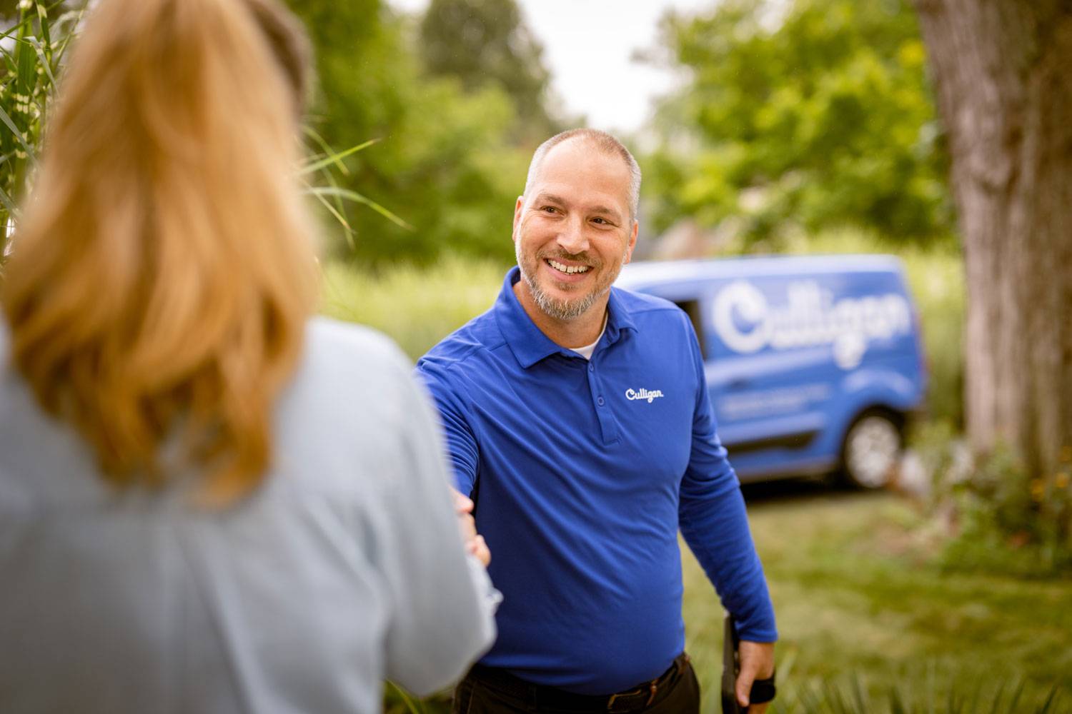 10_Outdoor_Front-Door-Technician_6393