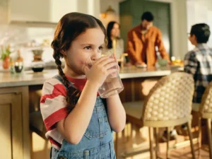 bambina beve acqua filtrata