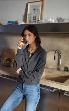 ragazza che beve acqua filtrata